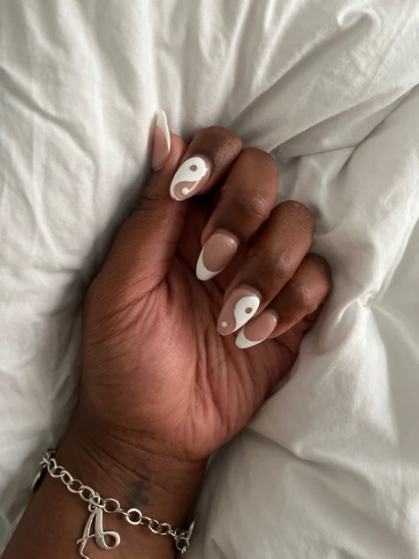 Simple Summer Nails Short Almond, Summer Vacation Nails Simple, Yin Yang Nail Designs, Fancy Almond Nails Designs, Spring 23 Nails, Designs On White Nails, Ying And Yang Nails, Simple Spring Nails Acrylic, Ying Yang Nail Art