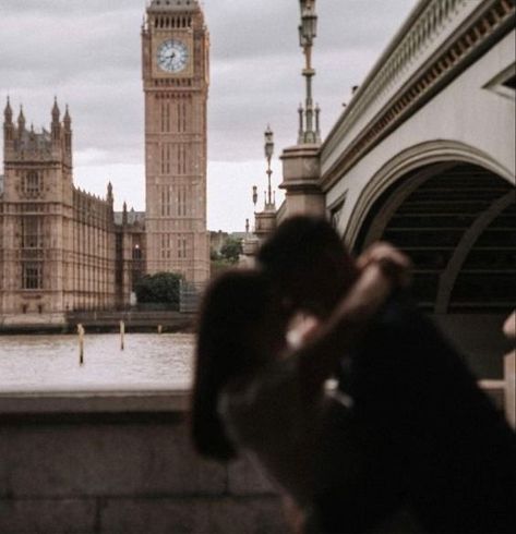 London Relationship Aesthetic, London Honeymoon Aesthetic, London Vision Board Aesthetic, Uk Couple Aesthetic, Engagement Photoshoot London, Couples In London, Couple In London Aesthetic, London Couple Photos, City Romance Aesthetic