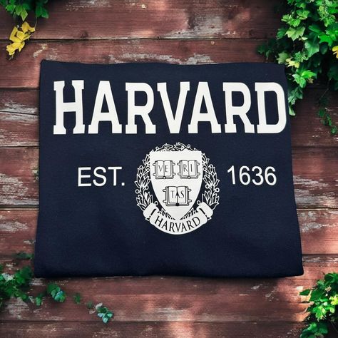 🧑‍🎓 ¡Lleva tu orgullo universitario a todas partes! 🎓 Nuestras nuevas camisetas de college están aquí, perfectas para mostrar tu espíritu y estilo. 🌟 Comodidad y calidad en cada prenda. ✨ Elige tu diseño favorito y destaca entre la multitud. 👉 ¡Haz tu pedido ahora y lleva contigo la esencia de tu alma mater! #CollegeStyle #CamisetasUniversitarias #OrgulloEstudiantil #handmade #vynil #teckwrap Alma Mater