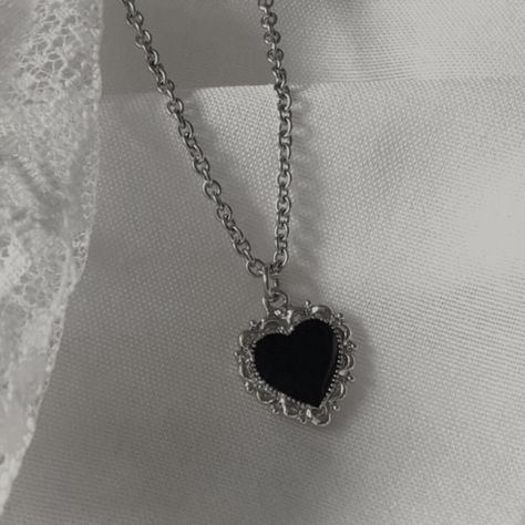 Silver And Black Jewelry, Aestethic Jewelry, Black Heart Necklace, Grunge Jewelry, Pretty Jewelry Necklaces, Fancy Necklace, Jewelry Accessories Ideas, Black Accessories, Black Jewelry