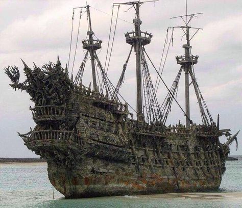 This is Blackbeard's ship, the Queen Anne's Revenge, used in the filming of The Pirates of the Caribbean Old Pirate, Famous Pirates, Kaptan Jack Sparrow, Navi A Vela, Old Sailing Ships, Flying Dutchman, Abandoned Ships, Ghost Ship, Black Sails