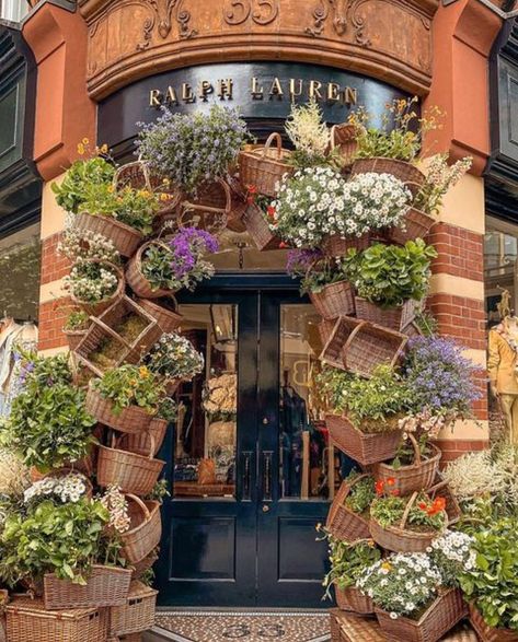 Antique Booth Ideas, Flower Shop Design, Sloane Square, Floral Installations, Boutique Display, Floral Shop, Store Displays, Garden Shop, Floral Display