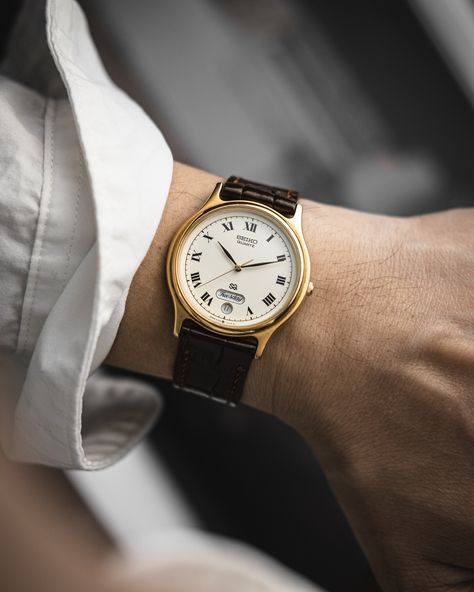 Just look at those day-date windows 😍 What’s the first watch that comes to mind that features beautiful typography on its dial? A lot of watches have decent type, but this Seiko SQ Roman Day-Date was the one that made me stop and notice it. One look at that gorgeous letter work and I knew I had to have it! (Luckily I was able to claim one from one of @oldtimer.watch’s coveted drops!) And because it’s a Seiko, it also wears like a charm! A perfect value prop for when you want to feel like a... Casio Watches For Men, Seiko Vintage Watch, Casio F91w, Guy Styles, Vintage Seiko Watches, Seiko Vintage, Vintage Wrist Watch, Casio Watches, Stylish Watches Men