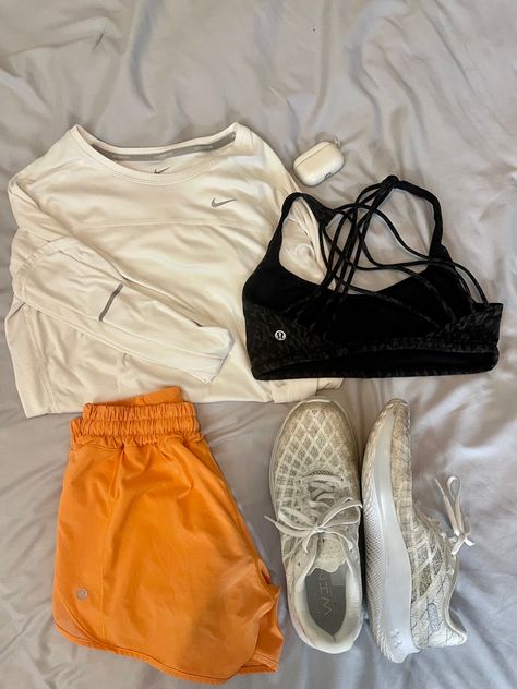 Lululemon White Shorts Outfit, Running Outfit Inspiration, Lulu Running Outfit, Orange Sport Outfit, Track Workout Outfits, Nike Running Shorts Outfit, Spring Running Outfit, Aesthetic Running Outfit, Lululemon Running Outfit