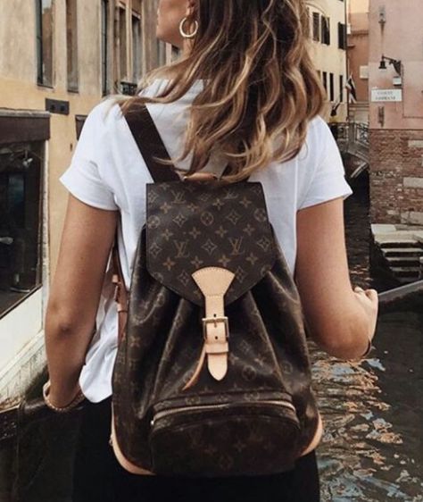 Montsouris Backpack Outfit, Mochila Louis Vuitton, Louis Vuitton Montsouris Backpack, Backpack Louis Vuitton, Montsouris Backpack, Louis Vuitton Bag Outfit, Backpack Outfit, Bags Aesthetic, Burberry Handbags