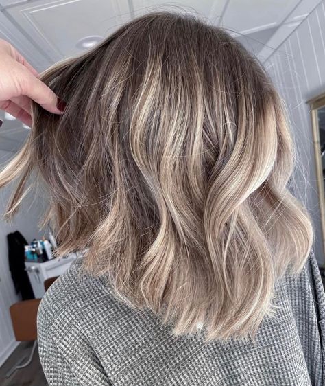 Short Bob Highlights Blonde, Sandy Blonde Balayage Short Hair, Bob Hairstyles Blonde Highlights, Partial Balayage Short Hair, Baylage Bob, Short Dark Blonde Hair With Highlights, Sandy Blonde Hair Balayage, Honey Blonde Balayage Short Hair, Balayage Short Hair Blonde