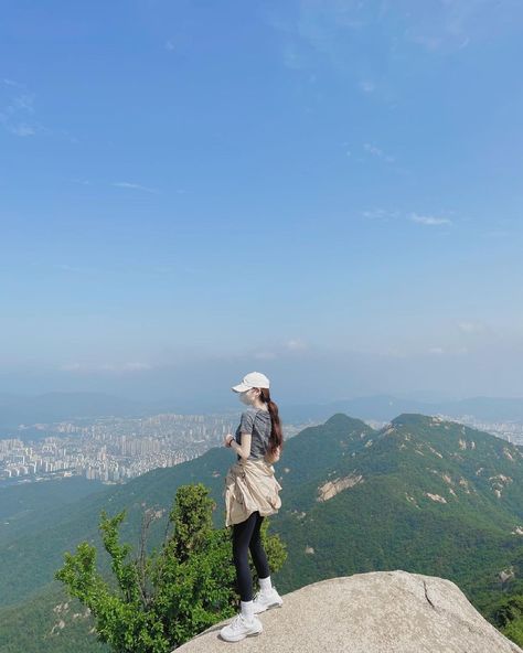 Hiking Pose, Kalaw, Travel Pose, Black And White Picture Wall, Summer Hiking Outfit, Photography Posing Guide, Posing Guide, Aesthetic Photography Nature, How To Pose