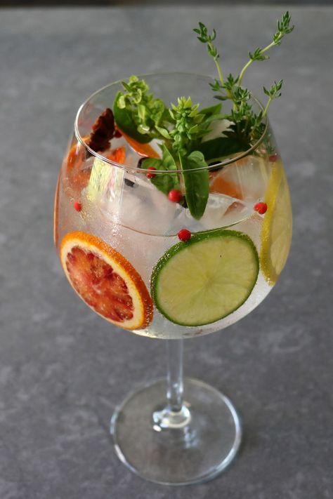 Spanish Gin Tonic, Spanish Gin And Tonic, Gin Spritz Cocktail, Gin And Tonic Bar, Gin N Tonic, Gin And Tonic Recipe, Citrus Slices, Whole Spices, Tonic Recipe