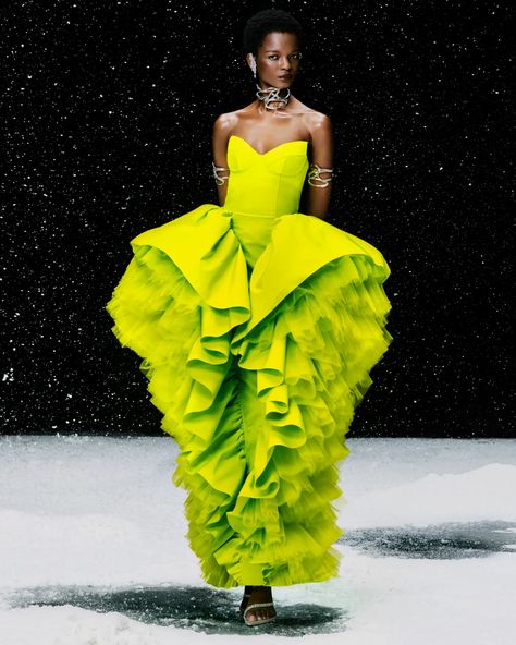 Fashion Metaverse, Yellow Runway, Colorful Couture, Metaverse Design, Avante Garde Fashion, Haute Couture Style, Collection Couture, The Metaverse, Quirky Fashion