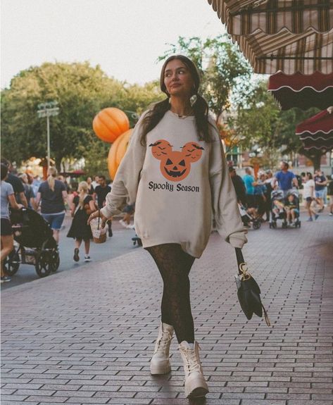 Theme Park Outfits Fall, Disney Outfits Winter, Disney Winter Outfits, Disney Park Outfit, Universal Studios Outfit, Disney Trip Outfits, Halloween Crewneck Sweatshirt, Disney Outfits Women, October Outfits