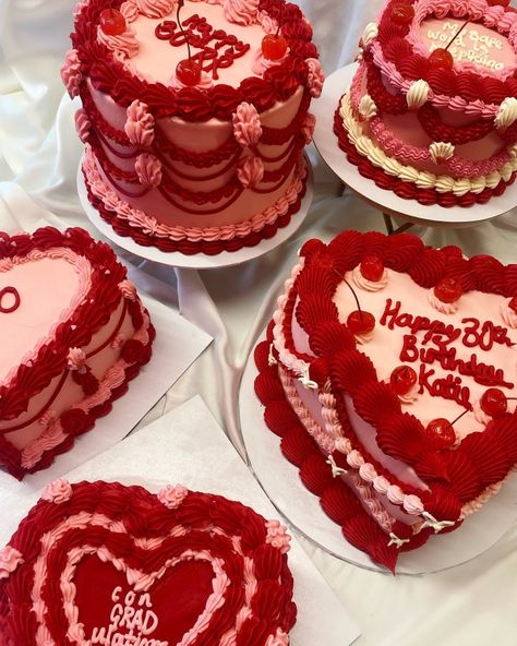 Red And Pink Birthday, Pink Cakes, Pink Birthday Cake, Aesthetic Cake, Happy Birthday Cake Pictures, Custom Birthday Cakes, Pretty Dessert, Holiday Table Settings, Valentine Cake