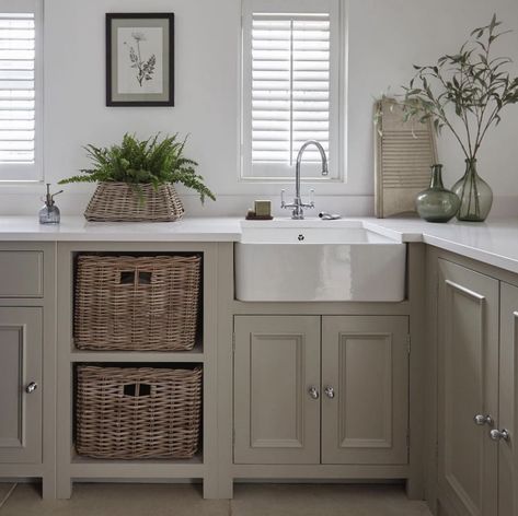 Farrow And Ball Hardwick White, Hardwick White, Tiny Cottage Kitchen, Farrow And Ball Kitchen, Cottage House Interior, Small Utility Room, Utility Room Designs, Country Interiors, Cosy Kitchen