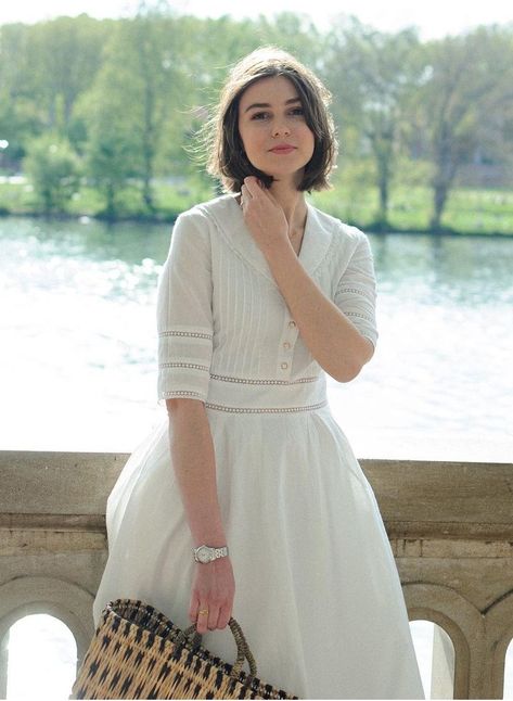 Simple Retro, cottagecore, cottage core, white dress, Parisian aesthetic, effortless chique, vintage style, vintage feeling, Parisian Style, Parisian vibes, style addicted, ootd, look du jour, ootd inspiration, style diary, ootd magazine, sezane addict, sezane lovers, Parisienne style, The Parisian Chique Parisian Cottagecore, Cottage Core Fashion, Parisienne Style, Parisian Aesthetic, Parisian Vibes, Cottage Core, Parisian Style, White Dress, Flower Girl Dresses