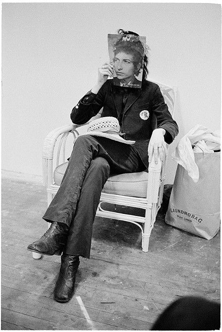 Selections from Patti Smith 1969-1976 will be on display in Albany, at the College of Saint Rose's Esther Massry Gallery, through February 28.  Laundrobag (Patti as Bob Dylan), early 1970s. - JUDY LINN Patti Smith Bob Dylan, 70s Life, Robert Mapplethorpe, Patti Smith, Rock N’roll, I'm With The Band, Black And White Portraits, Jolie Photo, Bob Dylan