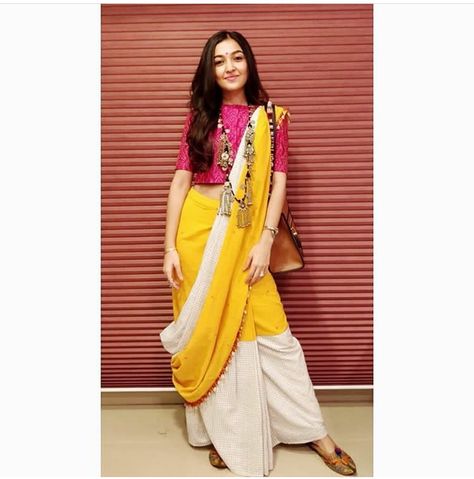 Sonam luthria Saree Styling, Fashionable Saree, Saree Wearing, Saree Wearing Styles, Indian Sari Dress, Indian Fashion Trends, Dresses Traditional, Modern Saree, Indian Saree Blouses Designs