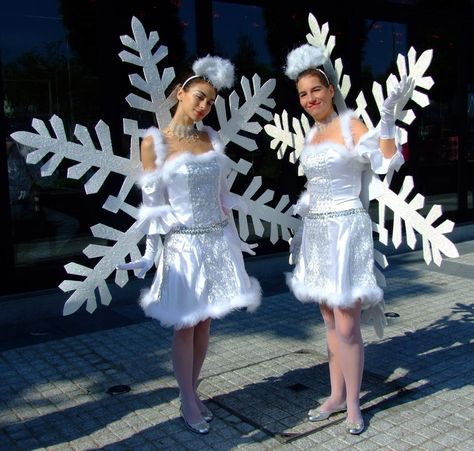 Snow Flake Costume Diy, Snow Flake Costumes, Snow Theme Outfit, Snow Costume Diy, Diy Snowman Costume, Winter Costume Ideas, Snow Princess Costume, Winter Wonderland Costume, Jack Frost Costume