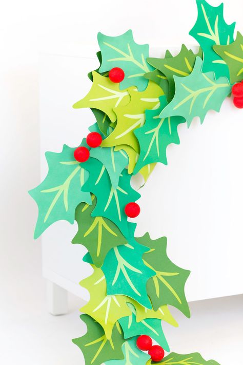 Giant Paper Holly Garland - Damask Love Cricut Holly Wreath, Wall Hanging Christmas Decorations, Cricut Christmas Garland Ideas, Cricut Paper Garland, Paper Holly Wreath, Paper Holly Garland, Holly Garland, Holly Wreath, 12 December