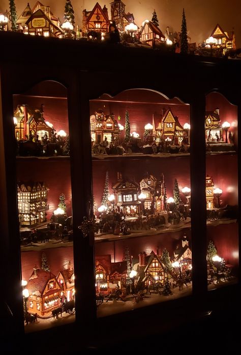 Christmas Village China Cabinet, Christmas Village In China Cabinet, Display Christmas Village, Christmas Village Lights, Village Christmas, Easy Christmas Treats, Christmas Village Display, Village Display, Snow Village