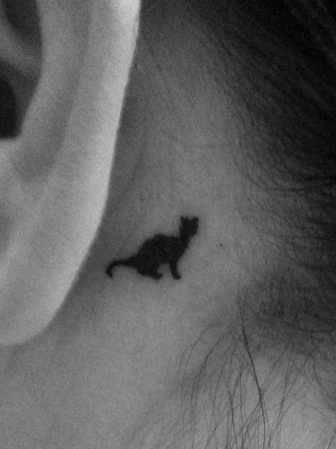 Tiny cat behind ear tattoo Black Cat Pics, Ink Cat Tattoo, Tiny Cat Tattoo, Tattoo Klein, Behind Ear Tattoos, Ear Tattoos, Black Cat Tattoos, Time Tattoos, Piercing Tattoo