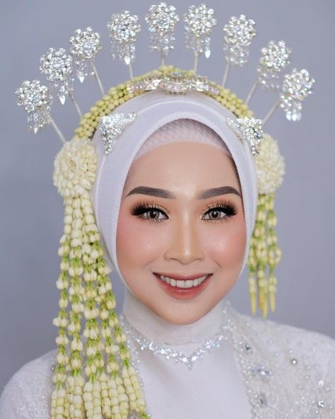 make up. make up looks. make up for beginners. make up tutorial. make up tutorial step by step. make up natural Paes Jawa Hijab, Make Up Pengantin Jawa, Make Up Akad Nikah Hijab, Nikahan Adat Jawa, Wedding Jawa Hijab, Hijab Do Wedding, Pengantin Jawa Hijab, Nikah Adat Jawa, Makeup Pengantin Muslim