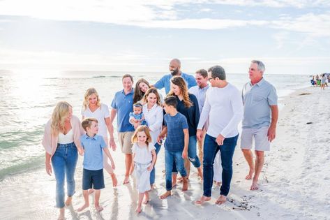 Family Beach Pictures Outfits, Mountain Portraits, Beach Photoshoot Family, Beach Photoshoot Ideas, Extended Family Pictures, Beach Picture Outfits, Family Photos What To Wear, Family Photo Colors, Big Family Photos