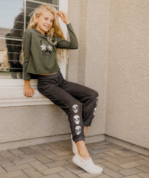 Sister Fashion, Skater Girl Style, Girl Skater, Rose Colors, Fall Fashion 2022, Teen Style, Skater Girl Outfits, Fall Styles, Style Inspiration Fall