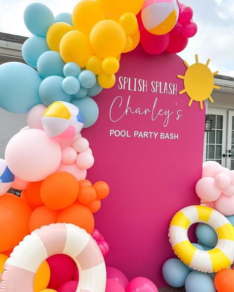 Splish Splash 💦 Pool party for Charley! ☀️ Picnic set up @picnicsinparadiseco & @partiesunderthepalms #summer #poolpartytheme #poolparty #poolpartyballoons #poolpartybackdrop #poolpartyideas #poolpartytheme #poolpartydecor #poolpartyballoongarland Splash Pool Party Decoration, Pool Party Backdrop, Pool Party Theme, Beach Theme Birthday, Pool Party Themes, Pool Party Decorations, Pool Birthday, Splash Pool, Beach Themed Party