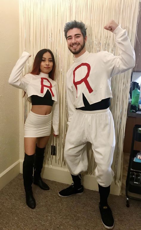 Pokemon Halloween Costume Couple, Meme Couple Costumes, Team Rocket Couple Costume, Diy Team Rocket Costume, Pokemon Halloween Costumes, Pokémon Couple Costume, Team Rocket Halloween, Halloween Costume Pokemon, Halloween Costumes Pokemon