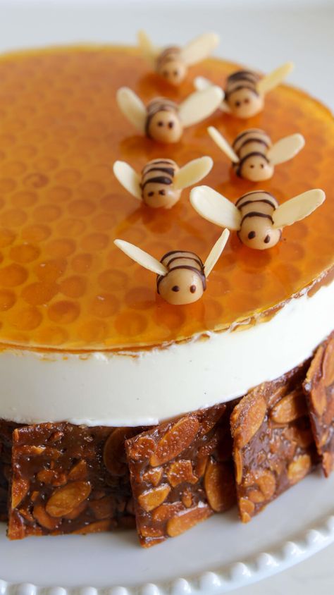 Beehive Bundt Cake, Honey Filling For Cake, Honey Cakes Recipes, Honey Comb Desserts, Honeypot Cake, Honey Cake Decoration, Honey Dessert Recipes, Honeycomb Dessert, Honey Bee Cake