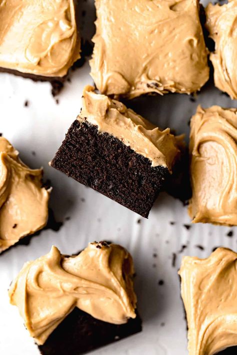 This chocolate cake with peanut butter frosting is pure chocolate pb heaven! It's a simple fudgy cake with a thick layer of peanut butter goodness. Small Chocolate Cake, Chocolate Cake With Peanut Butter, Cake With Peanut Butter Frosting, Peanut Butter Frosting Recipe, Chocolate Snack Cake, Peanut Cake, Fudgy Cake, Peanut Butter Icing, Chocolate Loaf Cake