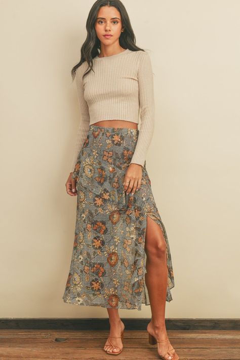 Long Floral Skirt Outfit, Summer Thrift, Rok Midi, Concert Fit, Dress Better, Modesty Outfits, Danish Fashion, Midi Skirt Outfit, Xmas 2024