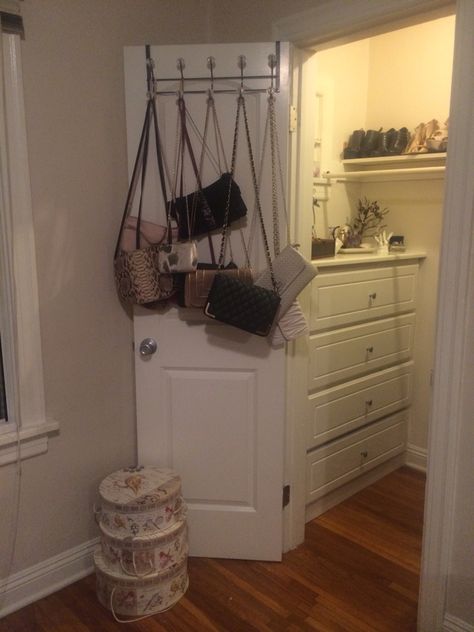 Life hack: coat hanger for bags inside closet door Texas Apartment, Backpack Hanger, Jacket Hanger, Bags Inside, Inside Closet, Baby Room Organization, Purse Hanger, Makeover Bedroom, Apartment Bedroom