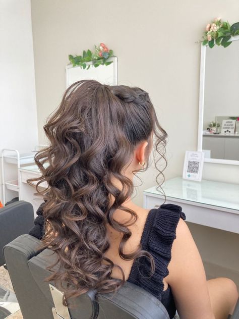 Penteado preso pra madrinha Quince Hair Ponytail, All Up Bridesmaid Hair, Long Black Hair Wedding Hairstyles, Quince Ponytail Hairstyles, Hair Styles For Long Hair Graduation, Peinados Curly Hair, Peinados Para Graduacion Sueltos, Peinados Elegantes Sueltos, Elegant Hairstyles For Medium Hair