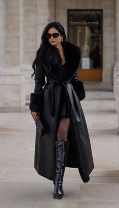 Fur Coat And Skirt Outfit, Classy Fur Coat Outfit, Cute Black Outfits, Rich Women Outfits, Luxury Black Fur Coat For Cold Weather, Luxury Chic Leather Fur Coat, Black Women In Fur Coats, Xmas Party Outfits, Witchs Cauldron