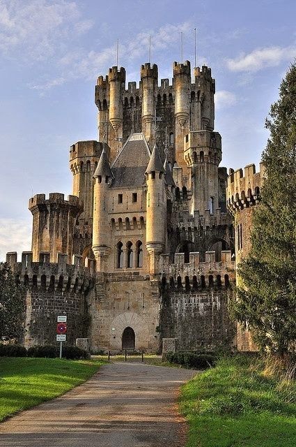 Abandoned Churches, Magic Places, Chateau Medieval, Castle Mansion, Real Estat, Random Items, Castle In The Sky, Chateau France, Castle Ruins