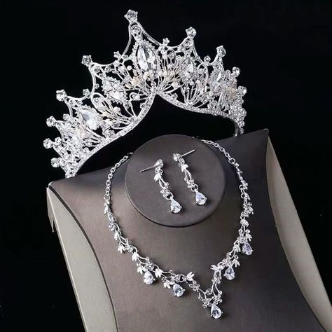 Wedding Korea, خواتم خطوبة, Quinceanera Jewelry, Bridal Diamond Necklace, Diy Hair Accessories Ribbon, Crystal Bridal Tiaras, Beautiful Tiaras, Expensive Jewelry Luxury, Pretty Wedding Dresses