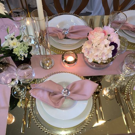 Pink And Silver Table Decor, Table Setting Themes, Pink Birthday Table Decor, Pink Dinner Table Decor, Pink And Gold Table Setting, Pink Table Decorations, Pink Table Settings, Gold Table Setting, Table Rose