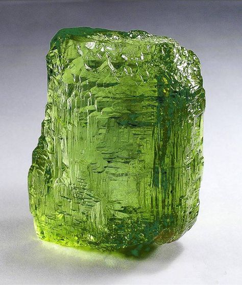 Peridot: Harmonizes relationships by alleviating jealousy & anger + enhances compassion & regulates the cycle of life by assisting in rebirth & renewal Peridot Crystal, Pretty Rocks, Beautiful Rocks, Peridot Gemstone, Mineral Stone, Minerals And Gemstones, Rocks And Gems, August Birth Stone, Precious Gems