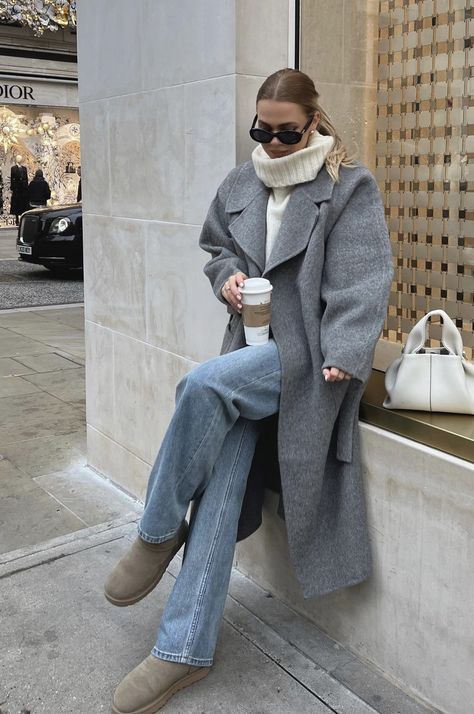 Long Grey Coat Outfit, Grey Coat Outfit Winter, Grey Coat Outfit, Mantel Outfit, York Outfits, Dinner Outfit Casual, Japan Winter, Winter Coat Outfits, Estilo Indie