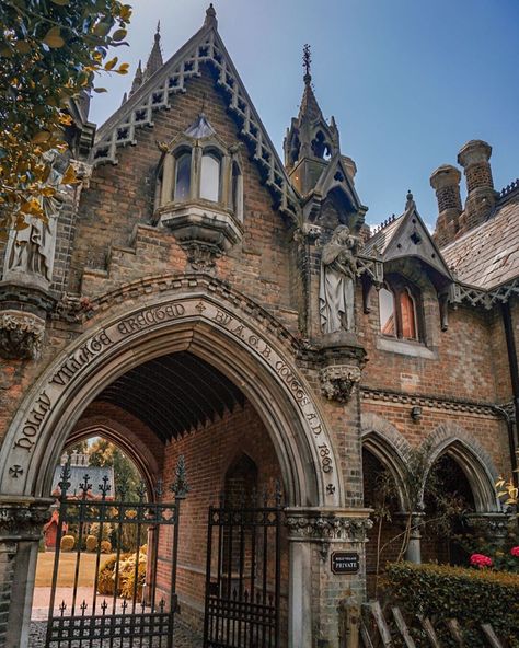 Holly Village, Uk Landscapes, English Architecture, Heavenly Places, London Aesthetic, English Village, Manor House, London England, Architecture House