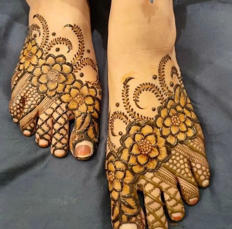 Foot Mhendi Design Simple, Dubai Leg Mehendi Design, Legs Design Mehndi, Pair Mehndi Design Simple, Stylish Mehndi Designs For Leg, Leg Mehandi Designs Easy, Pair Mehndi Design, Lag Mehndi Design, Simple Leg Mehendi Design