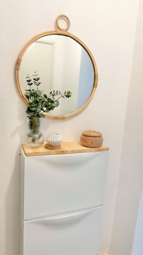 Sandra • DIY - Upcyling - Styling on Reels | Tiny Foyer Ideas, Narrow Hallway Design, Entrance Decoration Ideas, Entryway Storage Ideas, Small Hallway Decor, Entry Table Decor, Shed Decor, Narrow Hallway Decorating, Entry Decor