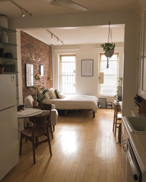 Small New York Apartment Aesthetic, New York Apartment Aesthetic, New York Apartment Interior, Apartamento New York, New York Studio Apartment, New York Bedroom, Nyc Studio Apartments, Toronto Apartment, Townhouse Apartments