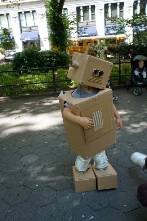 Diy Costumes Kids Boys, Cardboard Robot, Box Robot, Robot Costume, Cardboard Costume, Robot Costumes, Cardboard Box Crafts, Cardboard Toys, Diy Costumes Kids