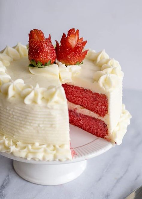 Fresh Strawberry Cake With Cream Cheese Icing - Southern Plate Strawberry Cake With Cream Cheese Icing, Cream Cheese Icing Recipe, Cheesecake Frosting, Strawberry Dishes, Strawberry Cream Cheese Frosting, Fresh Strawberry Cake, Southern Plate, Yummy Deserts, Cake Mug