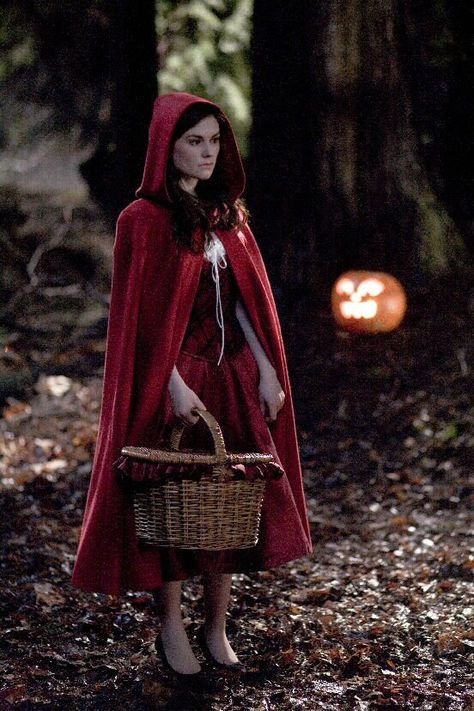 Still of Anna Paquin in Trick 'r Treat Trick Or Treat Movie, Sam Trick R Treat, Anna Paquin, Red Ridding Hood, Red Riding Hood Costume, Trick R Treat, Theme Halloween, Diy Halloween Costumes, Little Red Riding Hood