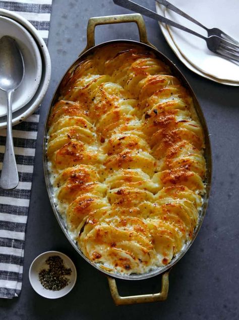 Potatoes Gratin, Cheesy Potato Gratin, Potato Gratin Recipe, Makanan Cepat Saji, Au Gratin Potato Recipes, Spoon Fork Bacon, Au Gratin Recipes, Cheesy Potato, Garlic Potatoes