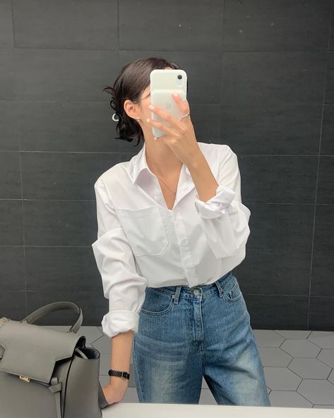 White Shirt Outfit Korean, White Collared Shirt Outfit Women, White Shirt Blue Jeans Outfit Women, Outfits With White Shirt, Send To Bf, White Collared Shirt Outfit, Jeans Outfit Korean, Poses Quotes, White Jean Jacket Outfits