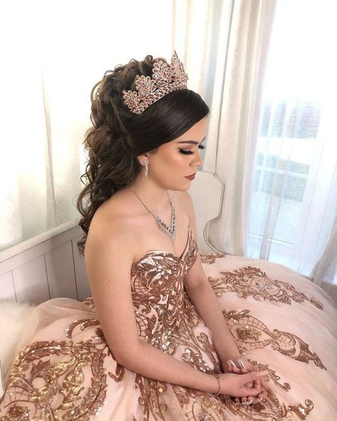 Hairdos For Quinceaneras, 15 Hairstyles With Crown Half Up, Quince Hairstyles With Crown Curls, Quince Hair Styles With Crown, Side Part Quince Hairstyles, Peinados De Quinceanera Suelto, Cute Quince Hairstyles, Hair For Quinceanera, Quince Hairstyles Down