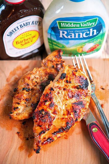 BBQ Ranch Grilled Chicken - only 3 ingredients (including the chicken) - super simple marinade that packs a ton of great flavor! Quick, easy and delicious - my three favorite things! Simple Marinade, Biscuits Diététiques, Grilled Chicken Recipes, Chicken Marinades, Poultry Recipes, Grilled Meat, Ranch Dressing, Bbq Chicken, Bbq Recipes